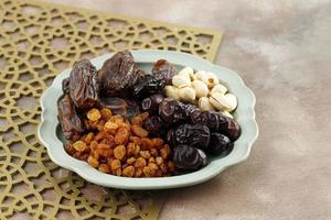 mellanmål för ljuv takjil iftar moslem ramadan månad, pistasch, datum frukt, och gyllene russin. foto