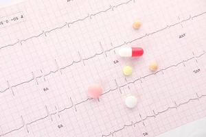 receptbelagda medicinska piller på ett kardiodiagram foto