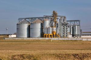 agro silos på agroindustriell komplex och spannmål torkning och frön rengöring linje. foto