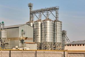 agro silos på agroindustriell komplex och spannmål torkning och frön rengöring linje. foto