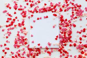 brev mall med små socker hjärtan på vit bakgrund. romantisk, st valentines dag begrepp, bröllop. foto