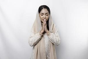 religiös skön asiatisk muslim flicka bär en slöja bön- till Gud. foto