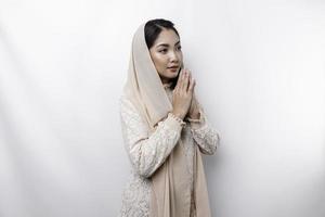 religiös skön asiatisk muslim flicka bär en slöja bön- till Gud. foto