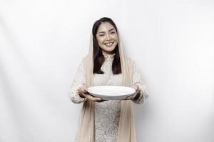 ett asiatisk muslim kvinna är fasta och hungrig och innehav redskap bestick medan ser åt sidan tänkande handla om Vad till äta foto