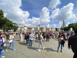 London i de Storbritannien i juni 2022. turister på de gator för de drottningar jubileum firande foto