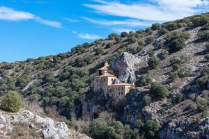 romanesque sten kloster på de topp av de berg i de stad av soria i Spanien. foto