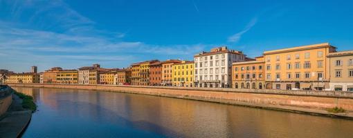 Pisa stadssilhuett och Arno-floden foto