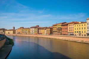 Pisa stadssilhuett och Arno-floden foto