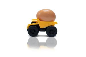 en Foto av en gul leksak bär ett ägg, efter några redigeringar.