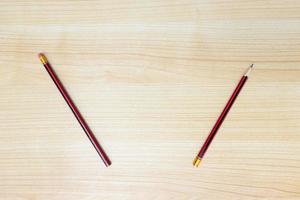 en Foto av pennor isolerat på trä- bakgrund, efter några redigeringar.