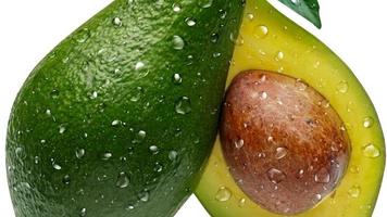 skivad och full storlek grön eller mogen avokado med vatten droppar stänga upp makro fotografi foto