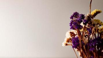 bukett av torkades blommor på en vit bakgrund. selektiv fokus. foto