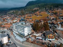 ett antenn se av de lyx hotell i grindelwald, schweiz. foto