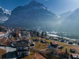 antenn panorama av de grindelwald, schweiz by se nära swiss alps foto