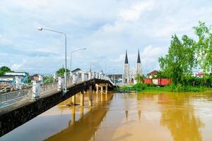 katedral av de obefläckad uppfattning med niramon bro på Chanthaburi i thailand foto