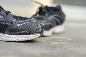 trasig gammal svart skor på de golv. kopia Plats foto