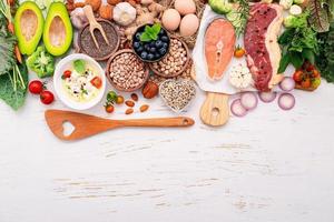 ketogen lågkolhydratkost koncept. ingredienser för val av hälsosam mat inrättad på vit träbakgrund. foto