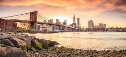 Brooklyn Bridge vid solnedgången foto