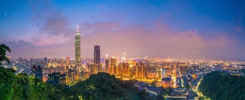 staden Taipei skyline i skymningen foto