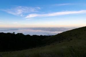 clouds med berg, flytande hav av moln. foto