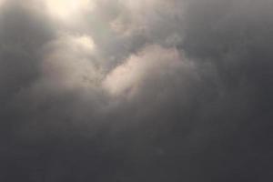 stormig väder och mörk moln foto