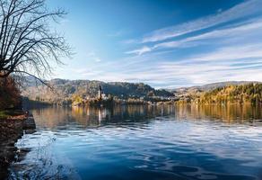 sjön blödde i de alpina bergen foto