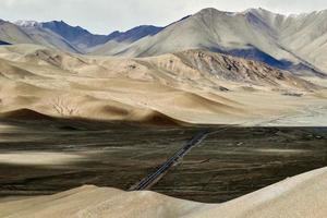 utsikt de 7 500 meter hög Muztagh torn från pamirs karakul sjö foto