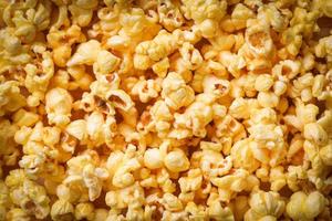 stänga upp popcorn - ljuv Smör popcorn textur bakgrund topp se foto