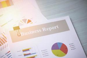 Rapportera papper dokumentera närvarande finansiell och företag Rapportera Graf Diagram på kontor tabell foto