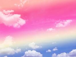 skönhet söt pastell röd gul färgglad med fluffiga moln på himlen. flerfärgad regnbågsbild. abstrakt fantasi växande ljus foto