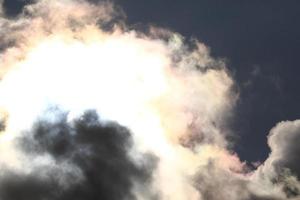 Sol disk Bakom bakgrundsbelyst moln foto