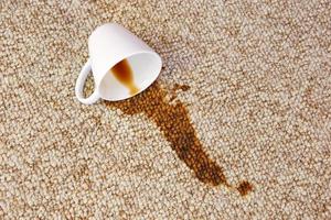 kopp av kaffe föll på matta. färga är på golv. foto