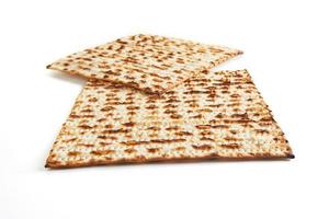 pesach firande begrepp - jewish Semester pesach. staplade matzah isolerat på vit bakgrund foto