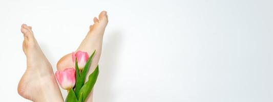 kvinnas ben med tulpaner blommor foto