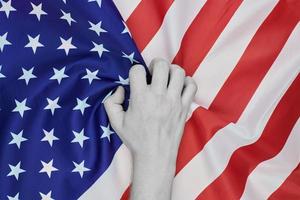 färglös hand skrynkliga nationell USA amerikan flagga foto