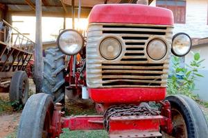 röd traktor. de begrepp av arbete i en fält och lantbruk industri. foto