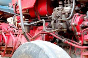 röd traktor. de begrepp av arbete i en fält och lantbruk industri. foto