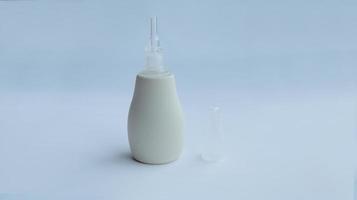 silikon nyfödd bebis barn näsa aspirator litet barn näsa rengöringsmedel spädbarn snor Vakuum parasit mjuk dricks rengöringsmedel, isolerat på vit. foto