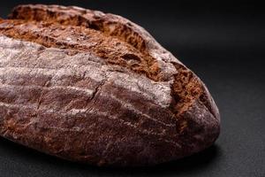 utsökt färsk brun surdeg bröd med korn foto