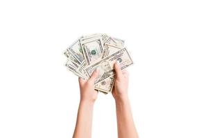 isolerat bild av kvinna händer räkning dollar på vit bakgrund. topp se av lön och lön begrepp foto