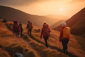 grupp av turist vandring i berg. resenärer med ryggsäckar i berg. utomhus- aktiviteter. skapas med generativ ai foto