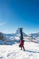 ung snowboardåkare utgifterna vinter- högtider i zermatt, nära de känd matter topp. manlig Framställ i swiss alps för de åka snowboard säsong. foto