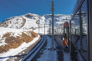 de tåg av gonergratbahn löpning till de gornergrat station och stellarium observatorium - känd turistiska plats med klar se till matterhorn. glaciär uttrycka tåg. foto