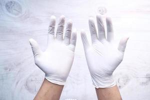läkarens händer med vita handskar foto