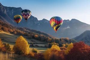 färgrik varm luft ballonger flyga i himmel skön berg landskap foto