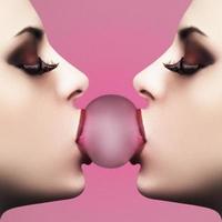 speglad bild av en ung kvinna med bubblegum foto