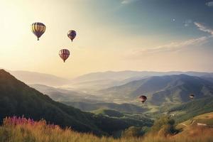 färgrik varm luft ballonger flyga i himmel skön berg landskap foto