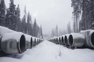 enorm industriell rörledningar av central uppvärmning systemet. snö på rör foto