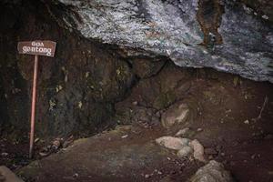 de sätt gående till bra grotta på de tropisk skog när vår säsong. de Foto är lämplig till använda sig av för äventyr innehåll media, natur affisch och skog bakgrund.