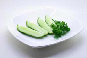 färska grönsaker på vit bakgrund foto